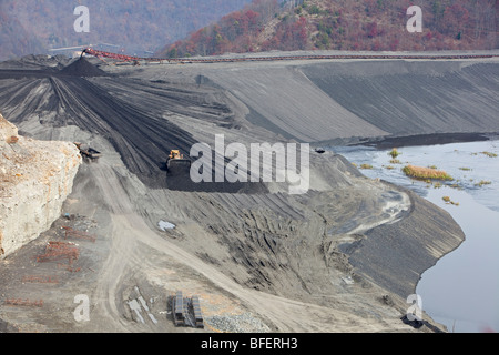 Planierraupe Ausbreitung Coal Mine Abfälle auf Aufstauung Damm Stockfoto