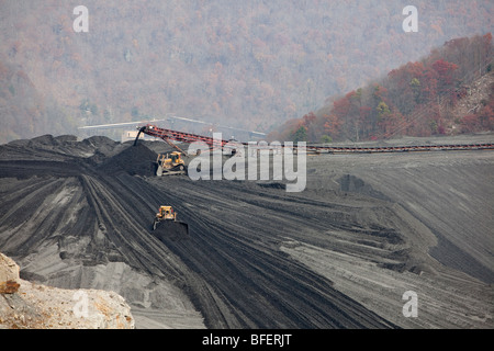 Planierraupe Ausbreitung Coal Mine Abfälle auf Aufstauung Damm Stockfoto