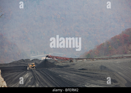 Planierraupe Ausbreitung Coal Mine Abfälle auf Aufstauung Damm Stockfoto