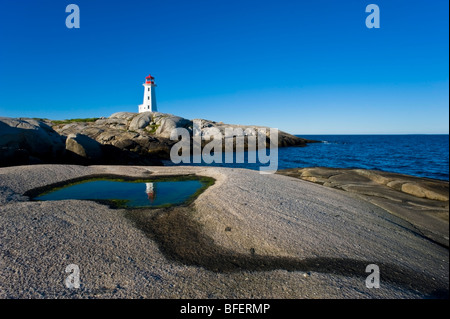 Leuchtturm, spiegelt sich in der Ursuppe, Peggys Cove, Nova Scotia, Kanada Stockfoto