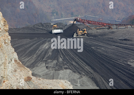 Planierraupe Ausbreitung Coal Mine Abfälle auf Aufstauung Damm Stockfoto