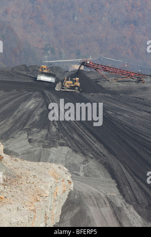 Planierraupe Ausbreitung Coal Mine Abfälle auf Aufstauung Damm Stockfoto