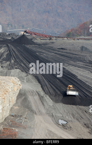 Planierraupe Ausbreitung Coal Mine Abfälle auf Aufstauung Damm Stockfoto