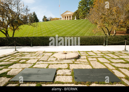 Die Gräber von Präsident John F Kennedy und Jacqueline Kennedy Onassis, Friedhof von Arlington, Washington DC USA Stockfoto