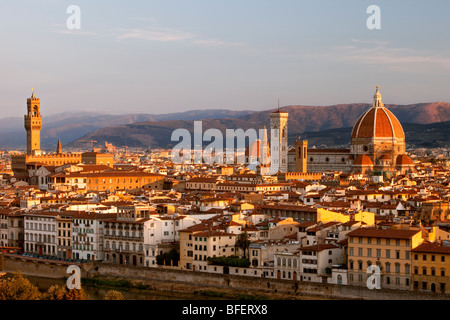 Palazzo Vecchio und der Duomo angesehen von Piazzale Michelangelo, Florenz Toskana Italien Stockfoto