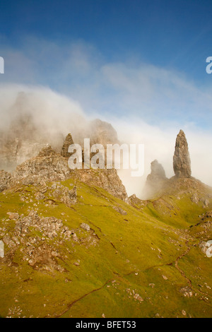 Der Old Man of Storr im trüben Nebel, Isle Of Skye, Highlands, Schottland, Vereinigtes Königreich. Stockfoto