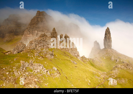 Der Old Man of Storr im trüben Nebel, Isle Of Skye, Highlands, Schottland, Vereinigtes Königreich. Stockfoto