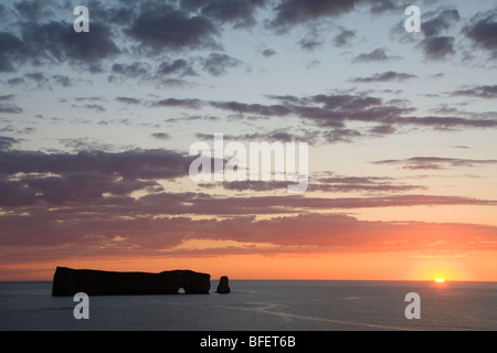 Sonnenaufgang am Perce Rock, Bonaventure Island und Perce Rock National Park, Quebec, Kanada Stockfoto