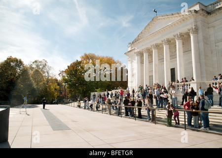 Besucher am Grab des unbekannten Soldaten, Friedhof von Arlington, Washington DC USA Stockfoto