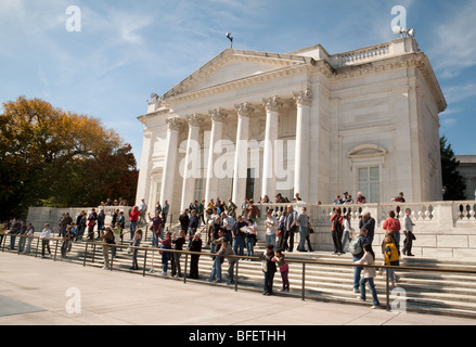 Besucher am Grab des unbekannten Soldaten, Friedhof von Arlington, Washington DC USA Stockfoto