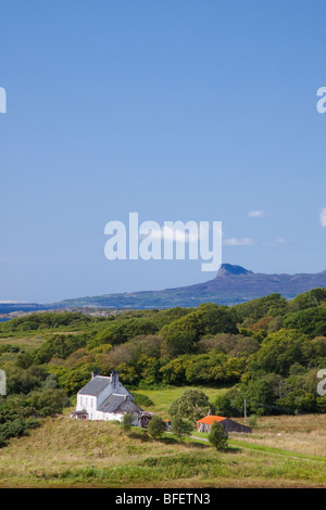 Mit Blick auf eine Sgurr (The Notch) auf der Insel Eigg aus Portnaluchaig Arisaig Inverness Shire, Schottland, UK Stockfoto