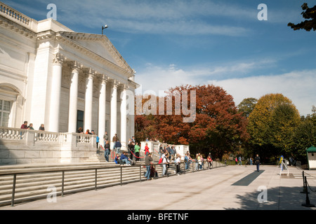 Besucher am Grab des unbekannten Soldaten, Friedhof von Arlington, Washington DC USA Stockfoto