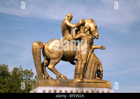 Die Statue "Opfer" - eine der zwei Reiterstatuen am östlichen Ende des Arlington Memorial Bridge Washington DC, USA Stockfoto