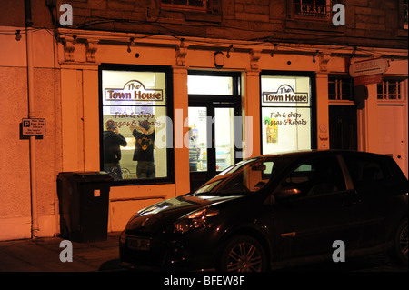 Schottische Fish and Chips Döner und Pizza-laden in der Nacht Stockfoto