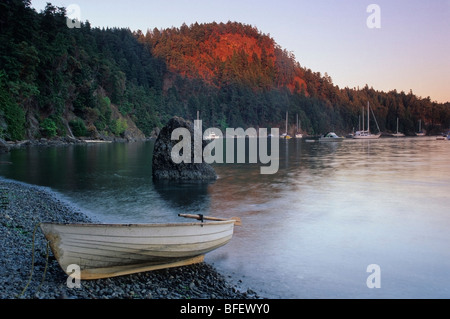 Beiboot auf Strand, Beaumont Provincial Park, Pender Island, British Columbia, Kanada Stockfoto