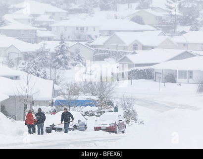 Alte Mann Winter trifft Comov Tal verlassen viele hart um Einfahrten und Straßen in Valleyview Unterteilung zu schaufeln.  Courtenay Comox Stockfoto