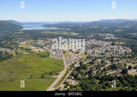 Luftaufnahme von Duncan, der Somenos Marsh und Cowichan Bay, Cowichan Valley, Vancouver Island, British Columbia, Kanada. Stockfoto