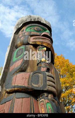 Zeder-Mann hält Talking Stick - Carver: Richard Hunt 1988. Totempfähle im Duncan - Stadt des Totems Cowichan Valley Vanc gelegen Stockfoto