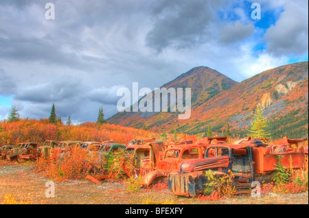 Die Armee-Dump, oben die Fristen auch bekannt als North Canol Road, Yukon. MacMillin Pass in der Nähe. Stockfoto