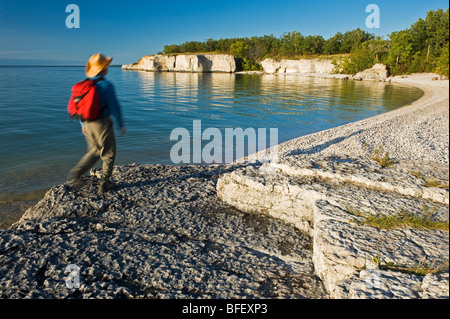 Kalksteinfelsen, steilen Felsen entlang Lake Manitoba, Manitoba, Kanada Stockfoto