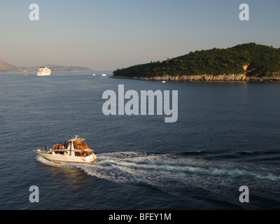 Lokrum Insel in der Nähe von Dubrovnik Kroatien und kleines Motorboot Ozeandampfer vor Anker im Abstand Stockfoto