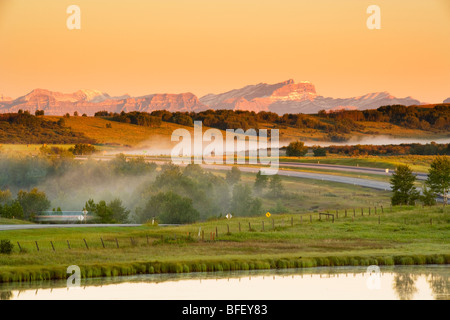 Nebel abheben Landschaft, Cochrane, Alberta, Kanada, Trans-Canada-Highway, Teich, Berg, Rockies, Sonnenaufgang Stockfoto