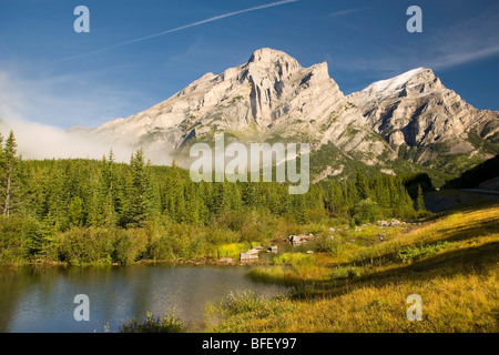 Keil, Teich, Kananaskis Provincial Park, Alberta, Kanada, Berg, See, Spiegelung, Bäume, Nebel Stockfoto