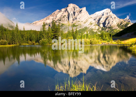 Keil, Teich, Kananaskis Provincial Park, Alberta, Kanada, Gebirge, Rocky Mountains, See, Reflexion, Nebel Stockfoto