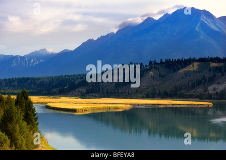 Berg spiegelt sich in den Kootenay-River, British Columbia, Kanada Stockfoto