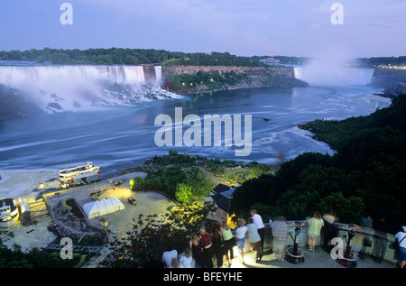 Anzeigen von Bth Canadaian und amerikanischen Seiten von Niagara Falls, Ontario, Kanada, auf Menschen, geologische formation Stockfoto