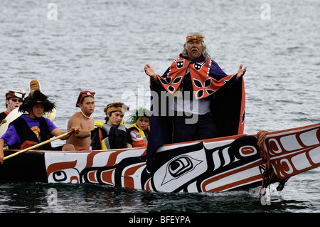 Native Mann steht am Bug des Kanus während Tribal Journeys Veranstaltung bei den nordamerikanischen indigenen spielen in Duncan. Stockfoto