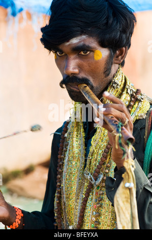 Religiöse indische Bettler Mann, im Kostüm mit Flöte gekleidet. Indien Stockfoto