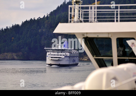 Ansicht der BC Ferry, Spirit of British Columbia, aus einem anderen BC Ferry in Active Pass. Stockfoto