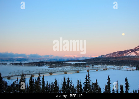 Morgendämmerung über Teslin und Teslin zu überbrücken, Yukon. Stockfoto