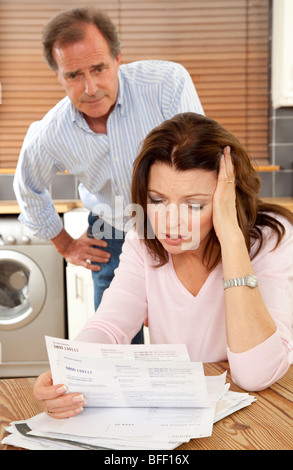 Frau sieht besorgt Lesung einen Gesetzentwurf, Man blickt auf die betroffenen. Stockfoto