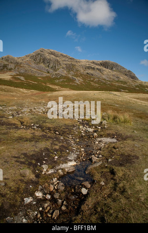 Hardknott fiel Berg im englischen Lake District, wie aus den Resten der Hardknott Roman Fort an der Spitze des Passes zu sehen Stockfoto