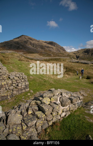 Hardknott fiel Berg im englischen Lake District, wie aus den Resten der Hardknott Roman Fort an der Spitze des Passes zu sehen Stockfoto