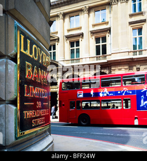Lloyds Bank Messing Schild und roten Doppeldecker-Bus bei Threadneedle Street City von London Großbritannien Stockfoto