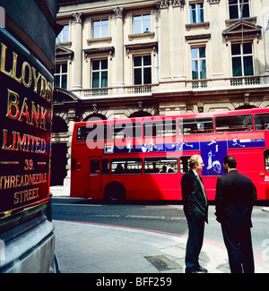 Zwei leitende Angestellte unterhielten sich, Lloyds-Bank-Schild, roter Doppeldeckerbus, Threadneedle Street, City of London, Großbritannien, England, UK, GB, Stockfoto