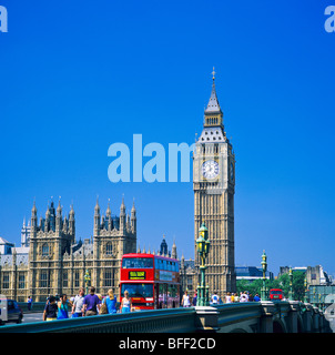 Roten Doppeldecker-Bus auf Westminster Bridge und Westminster Palace mit Uhrturm Big Ben London Großbritannien Stockfoto