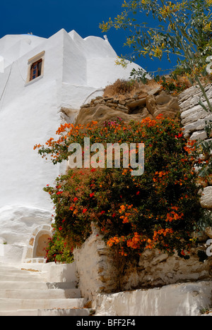 Eine schöne Aussicht vom Gremniotissas Gasse zur Kirche Panagia Gremiotissa in der Spitze des Hügels die alte Stadt Hora "der... Stockfoto