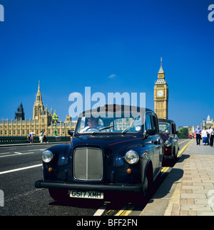 Schwarze taxis auf Westminster Bridge und Westminster Palace mit Uhrturm Big Ben London Großbritannien Stockfoto