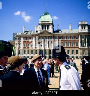 Polizist mit Veteranen der Normandie am d-Day-Erinnerung-Parade am Whitehall London Großbritannien Stockfoto