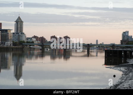 Sonnenaufgang über dem Battersea-Eisenbahnbrücke Stockfoto