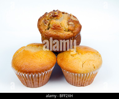 Drei Frühstück Muffins Mais Marke und Apple erschossen vor einem weißen Hintergrund. Stockfoto