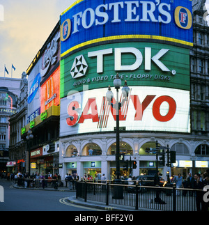 Piccadilly Circus in der Dämmerung London Großbritannien Stockfoto