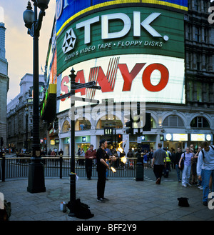 Jongleur am Piccadilly Circus in der Dämmerung London Großbritannien Stockfoto