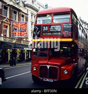 Rote Doppeldecker Routemaster in Shaftesbury Avenue Theaterviertel in der Dämmerung London Großbritannien Stockfoto