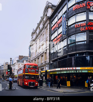 Queens Theater und roten Doppeldeckerbus Routemaster Bus in Shaftesbury Avenue London Großbritannien Stockfoto