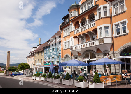 Stockach, Baden-Wurttenburg, Deutschland, Europa. Altbauten und Straßencafé an der Hauptstraße im historischen Städtchen Stockfoto